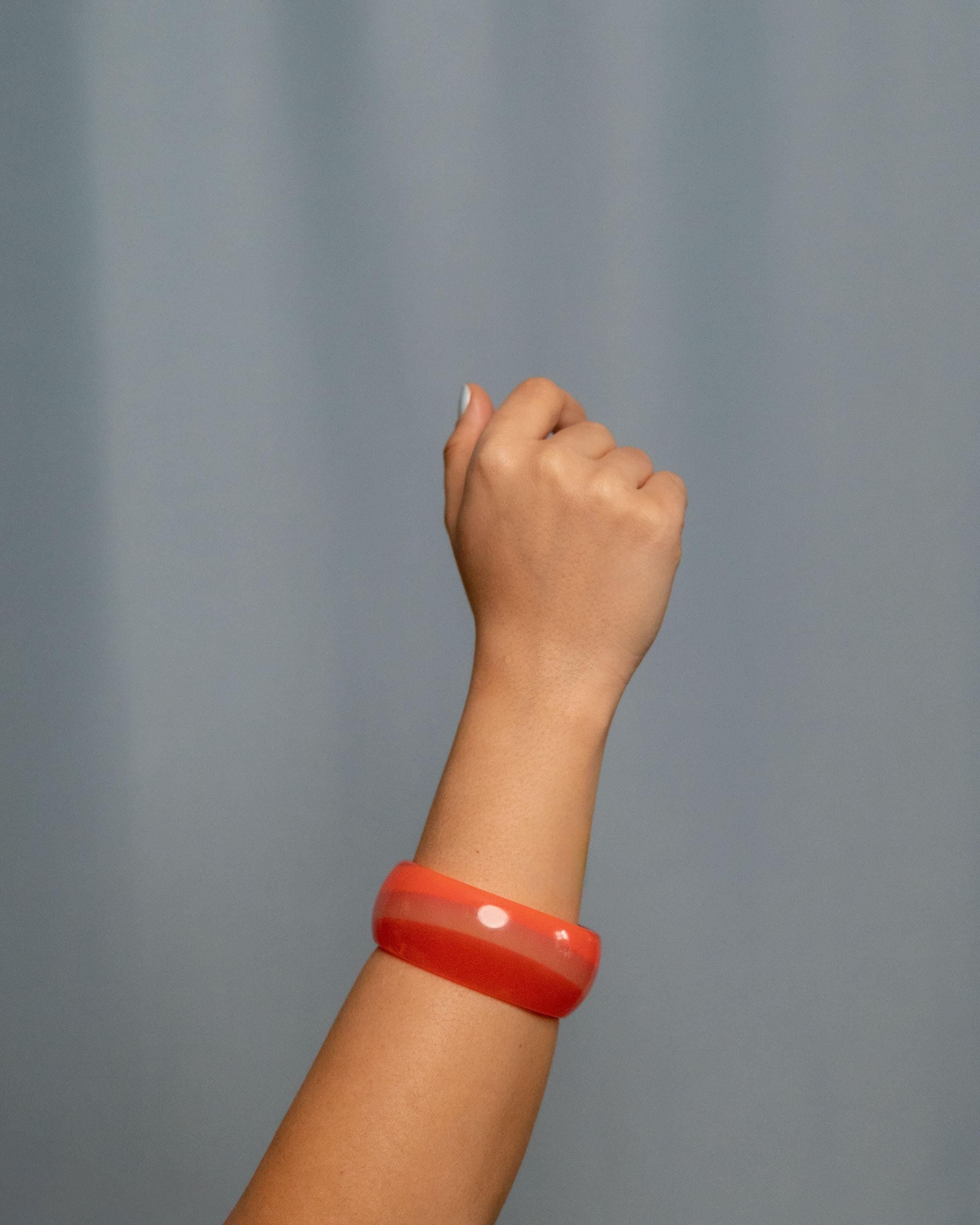 Chunky coral pink ombre acrylic bangle bracelet with glossy finish, retro-inspired summer jewelry accessory for women