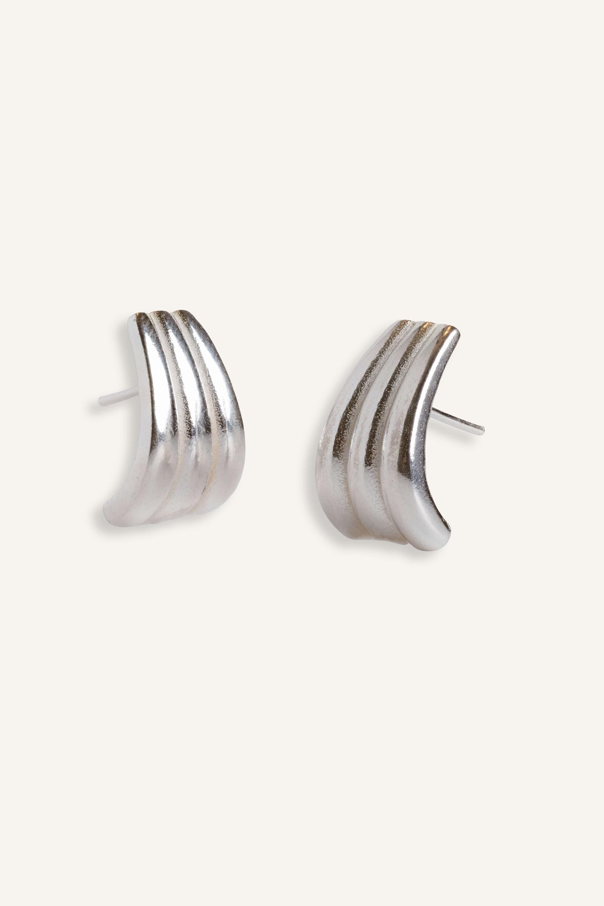 Chunky 925 sterling silver ribbed stud earrings with wave design