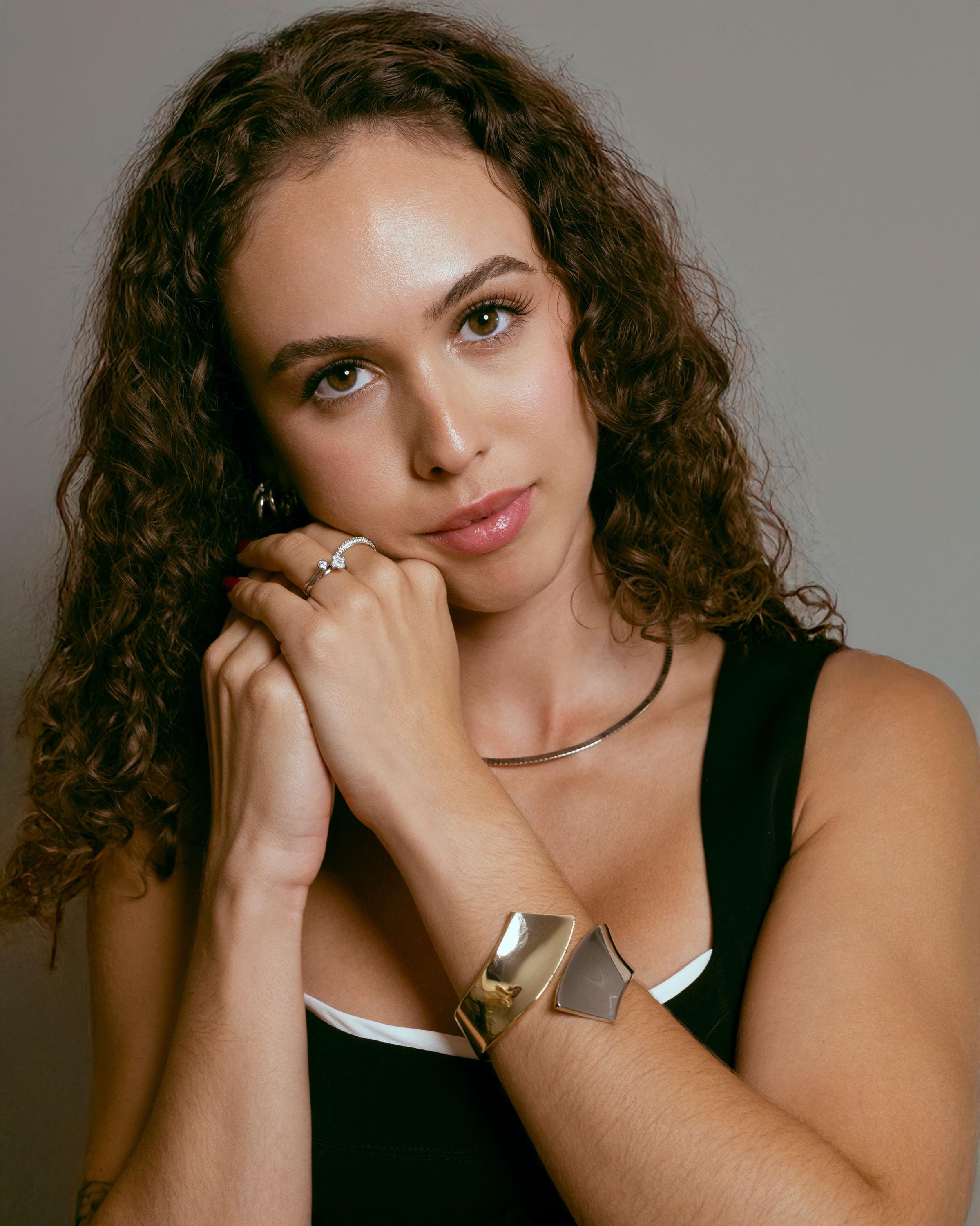 Sculptural Cuff Bracelet gold plated – Modern Statement Jewelry | Bold Minimalist Design by Loon Concept