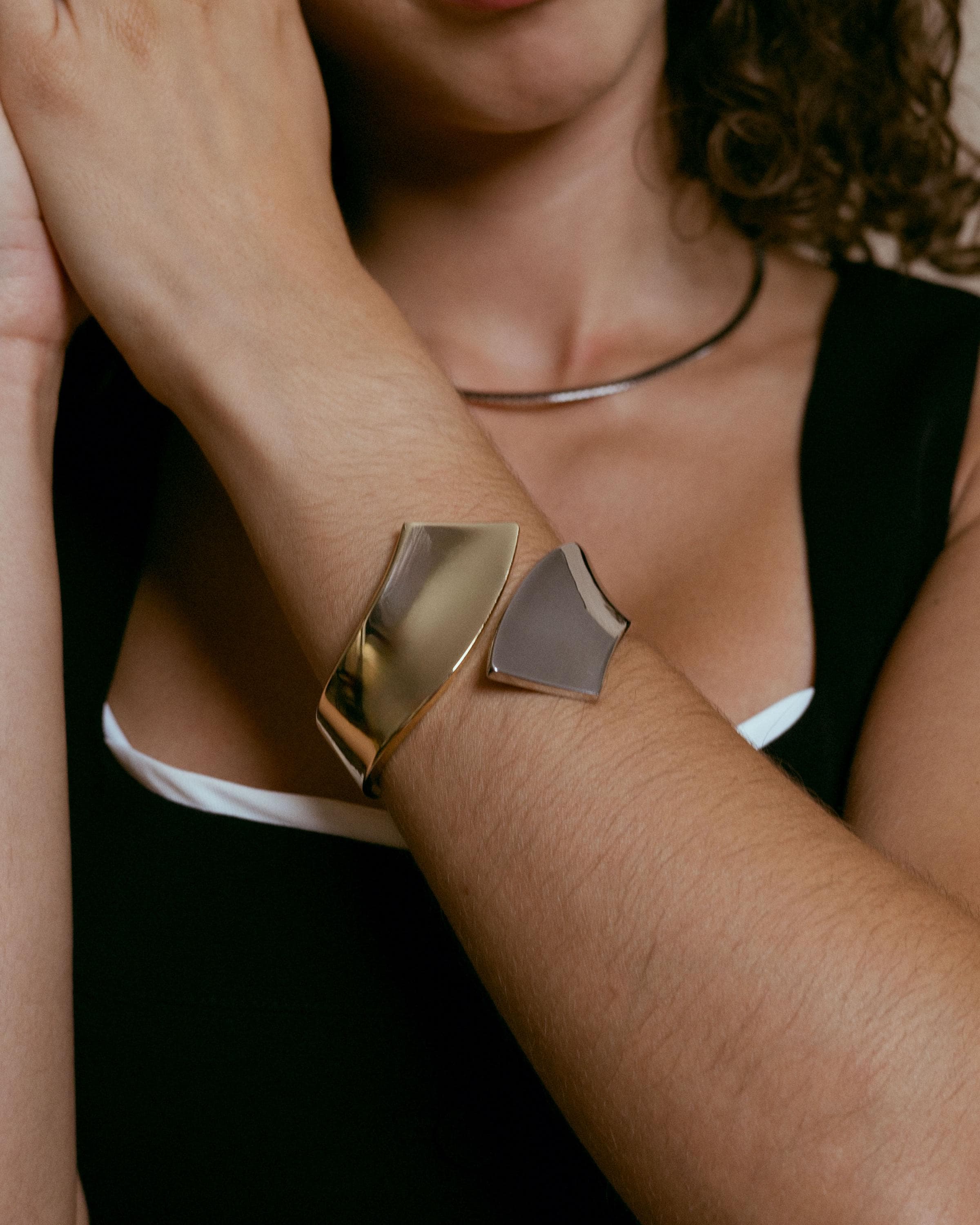 Sculptural Cuff Bracelet gold plated – Modern Statement Jewelry | Bold Minimalist Design by Loon Concept