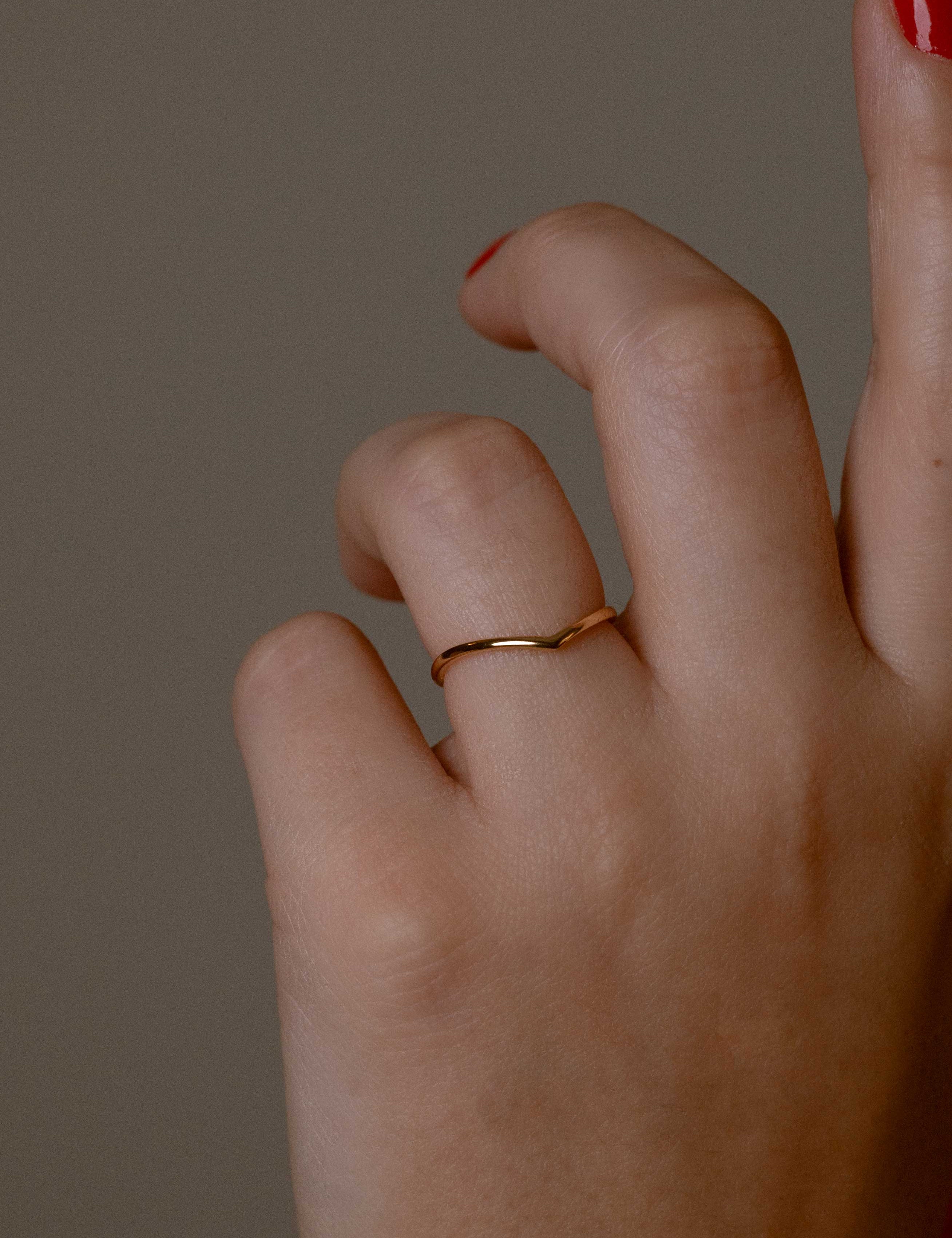 Jakarta ring with adjustable rings jewelry and dainty diamond ring, a timeless and chic accessory.
