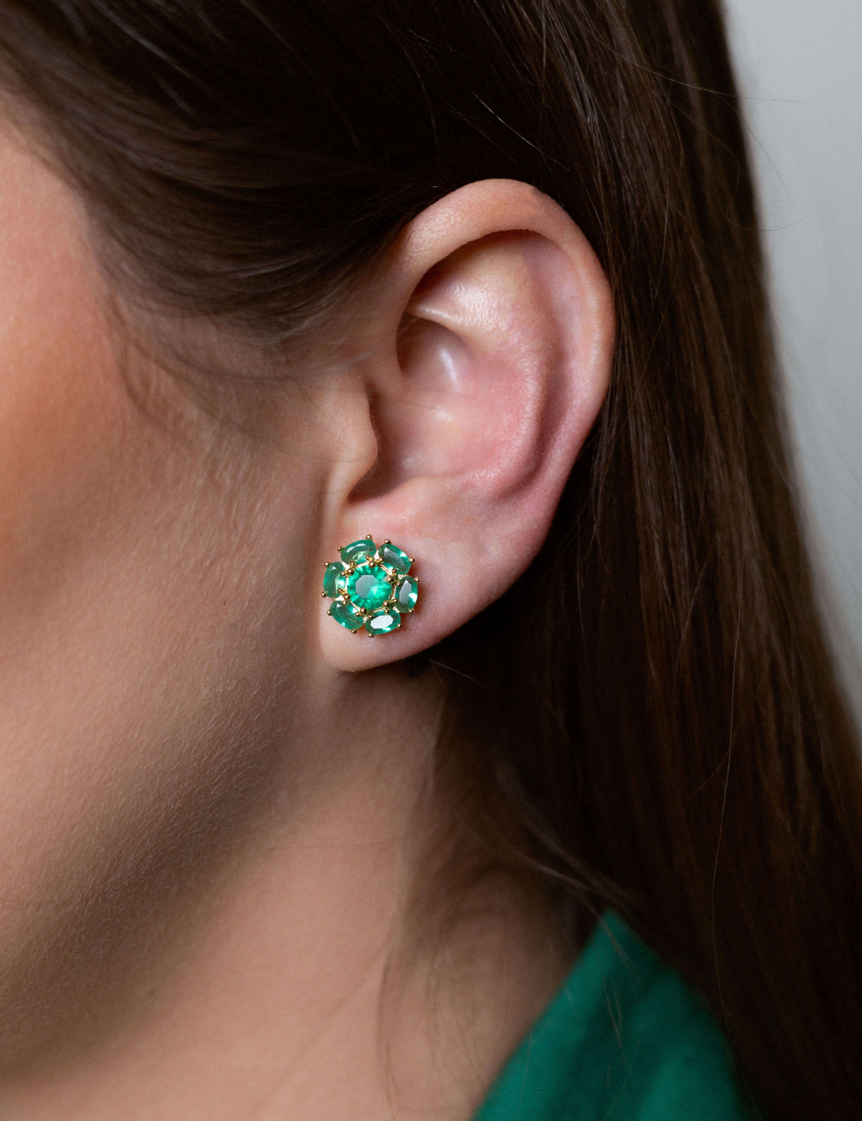 Thais earrings with gold hoop earring set and small dangle earrings, a timeless and chic accessory.