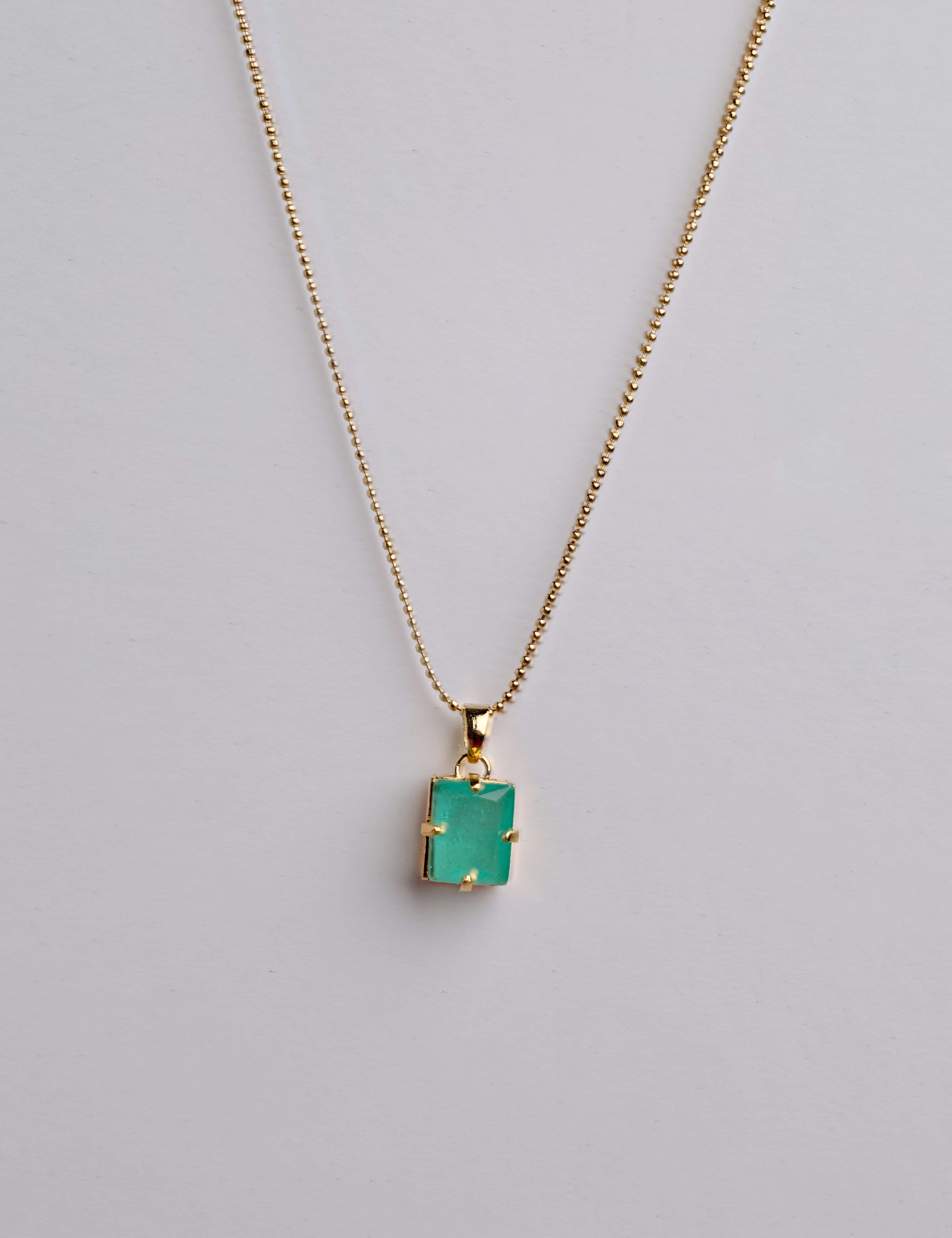 Elegant tourmaline necklace with gold chain and tourmaline pendant