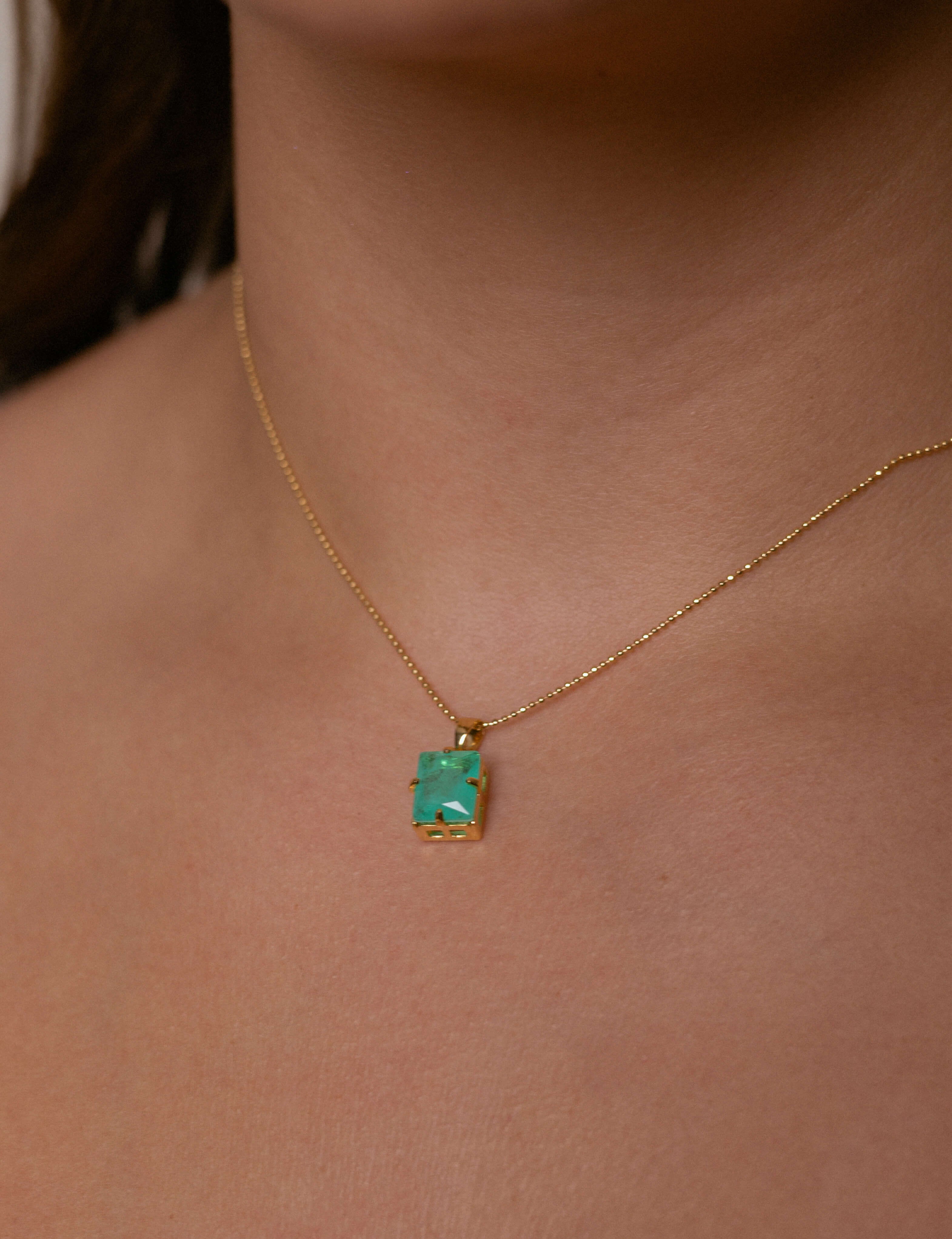 Elegant tourmaline necklace with gold chain and tourmaline pendant